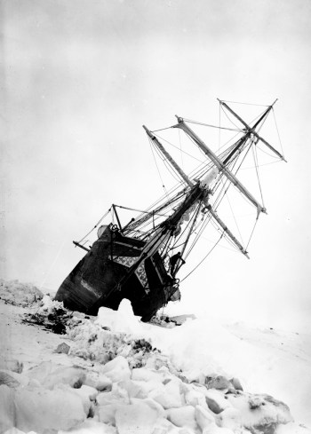 El buque ‘Endurance’ escorado en el mar helado de Weddell durante la travesía.
